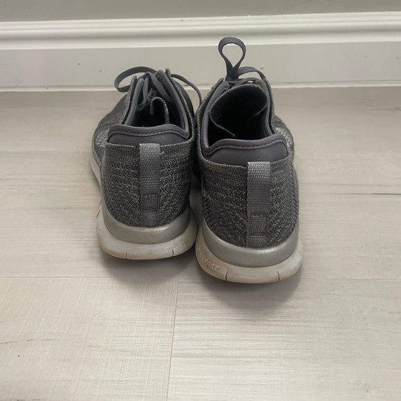 Women’s Silver Nike Running Shoe, Size 8, Little Sparkles Throughout the Shoe - Picture 5 of 8